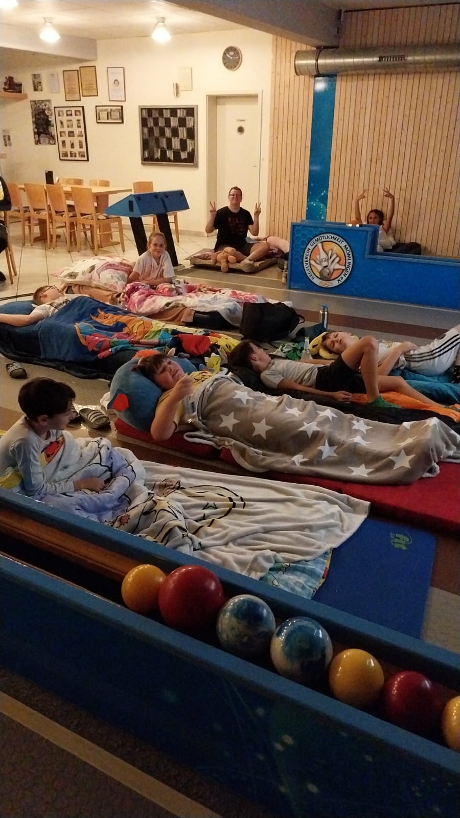 Kugeln, Kinder, Kissen: Die legendäre Nacht auf der Kegelbahn 2025!